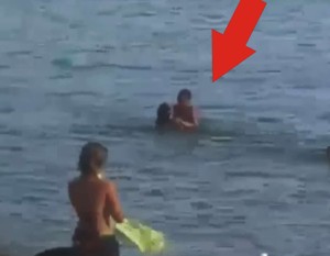 casal fazendo sexo praia